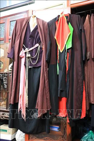 Bộ trang phục của liền chị Quan họ xưa (bên trái) và nay (bên phải). Ảnh: Thanh Thương- TTXVN Lan tỏa tình yêu dân ca Quan họ ảnh 8