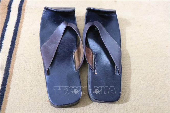 Chiếc dép của liền chị Quan họ sau khi đã được cách tân lần 1. Ảnh: Thanh Thương- TTXVN Lan tỏa tình yêu dân ca Quan họ ảnh 3