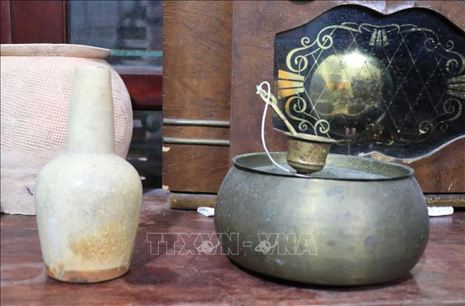 Chiếc bình vôi, cối giã trầu và cơi trầu của người Quan họ thường dùng. Ảnh: Thanh Thương- TTXVN Lan tỏa tình yêu dân ca Quan họ ảnh 10