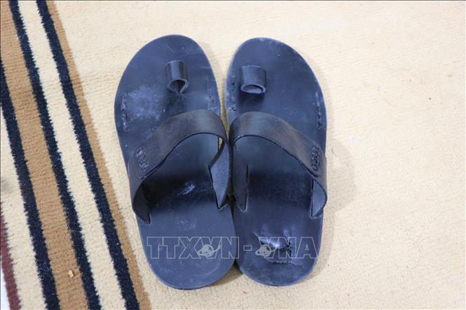 Chiếc dép lá đa cổ của liền chị Quan họ. Ảnh: Thanh Thương- TTXVN Lan tỏa tình yêu dân ca Quan họ ảnh 4