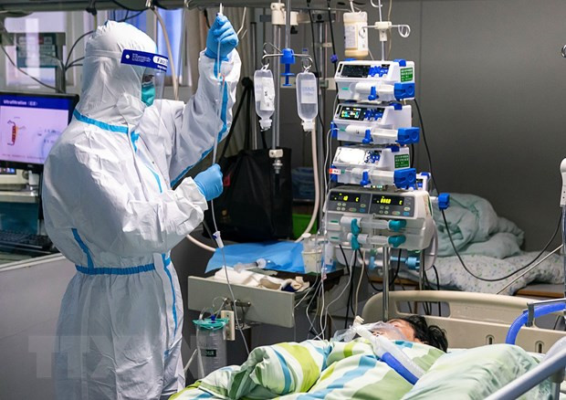 Điều trị cho bệnh nhân nhiễm virus corona tại bệnh viện ở Vũ Hán, tỉnh Hồ Bắc, Trung Quốc ngày 24/1/2020. Ảnh:THX/TTXVN COVID-19: Từ đại dịch tới “bệnh đặc hữu” (Bài 1) ảnh 1