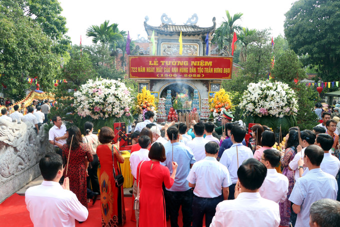 Các đại biểu và du khách thập phương dâng hương tưởng niệm Hưng Đạo đại vương Trần Quốc Tuấn. Ảnh: Mạnh Tú - TTXVN Tưởng niệm 722 năm ngày mất Anh hùng dân tộc Trần Hưng Đạo: Nhà quân sự thiên tài có tầm chiến lược ảnh 4