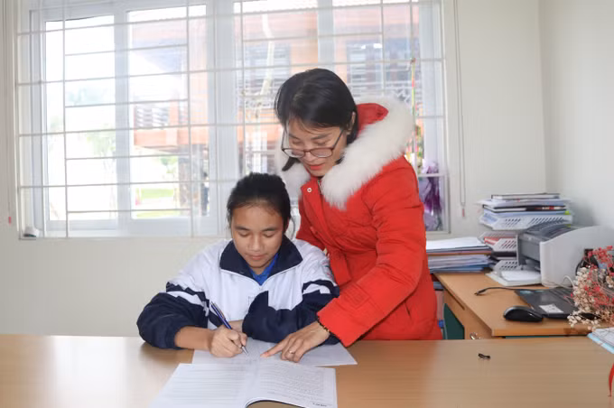 Nhân rộng mô hình "Mỗi thầy, cô giáo nhận đỡ đầu từ một học sinh có hoàn cảnh khó khăn trong nhà trường” ảnh 3