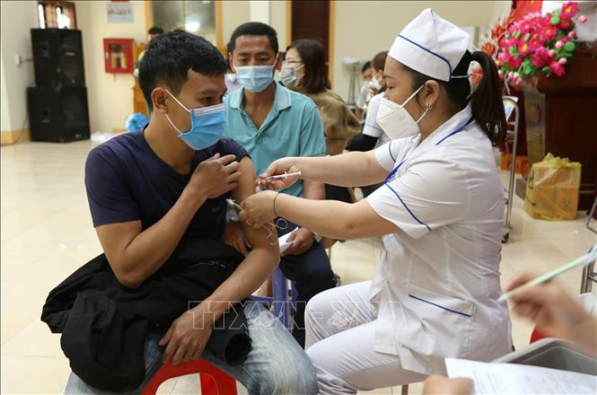 Đẩy mạnh tiêm chủng tại các huyện miền núi. Ảnh: Văn Tý- Thêm nhiều ca mắc COVID-19 tại cộng đồng, Sơn La khẩn trương ứng phó ảnh 1