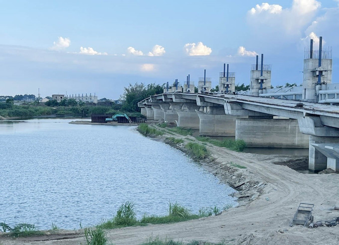 Từ đầu tháng 8/2023, "cát tặc" sử dụng đường công vụ tại khu vực thi công Dự án đập dâng sông Trà Khúc đoạn qua xã Tịnh An, thành phố Quảng Ngãi, để khai thác cát trái phép. Ảnh: Phạm Cường-TTXVN Quảng Ngãi: Kiểm tra, xử lý nghiêm hành vi khai thác cát trái phép trên sông Trà Khúc ảnh 2