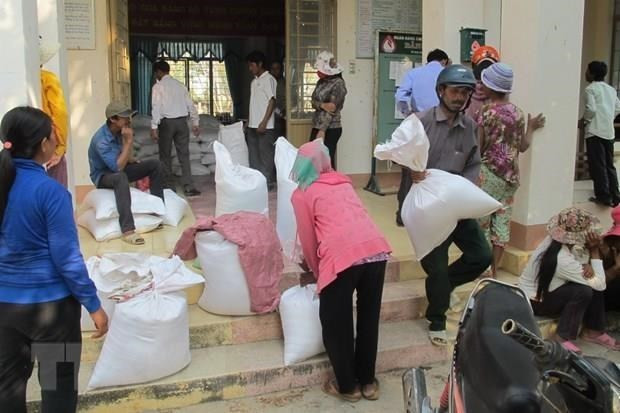 Xuất cấp gạo cho nhân dân.Ảnh: Hoài Nam-TTXVN Hỗ trợ gạo cho Kon Tum kỳ giáp hạt ảnh 1