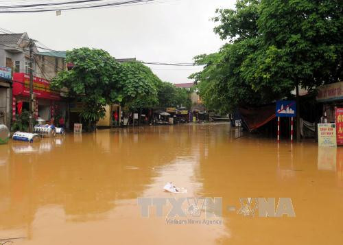 Ngập úng tại đường xã Âu Lâu, thành phố Yên Bái sau những cơn mưa lớn. Ảnh: Đức Tưởng/TTXVN Yên Bái chủ động triển khai các biện pháp phòng, chống thiên tai ảnh 1