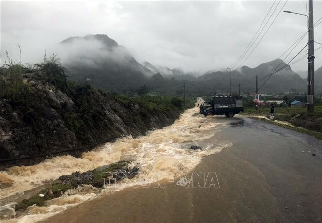 Mưa lớn gây xói mòn, ngập úng gây ách tắc giao thông tuyến đường tỉnh 136 từ thành phố Lai Châu đi Tam Đường. Ảnh: Quý Trung - TTXVN Lai Châu: Mưa lớn gây sạt lở và ngập úng nhiều tuyến đường ảnh 2