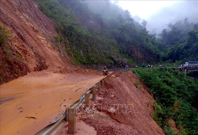 Sạt lở trên quốc lộ 12 Phong Thổ đi Nậm Nhùn, Mường Tè. Ảnh: Quý Trung - TTXVN Lai Châu: Mưa lớn gây sạt lở và ngập úng nhiều tuyến đường ảnh 3