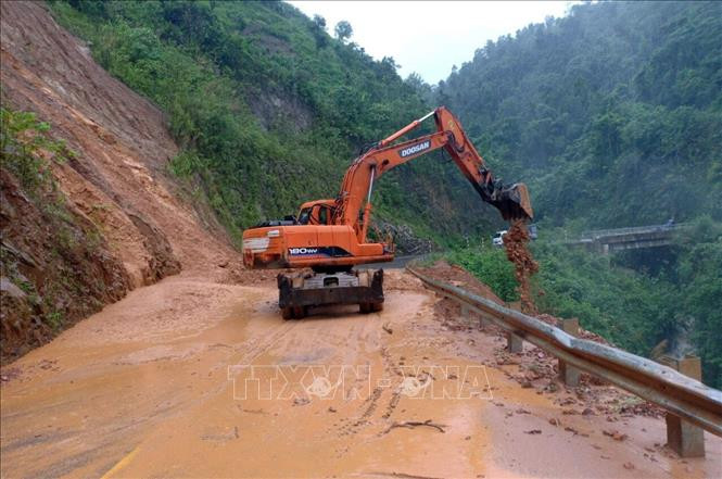 Lực lượng chức năng khẩn trương xử lý san gạt bùn đất trên Quốc lộ 12 Phong Thổ đi Nậm Nhùn, Mường Tè. Ảnh: Quý Trung - TTXVN Lai Châu: Mưa lớn gây sạt lở và ngập úng nhiều tuyến đường ảnh 4