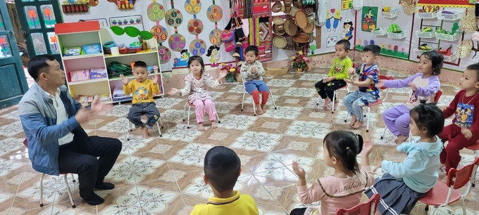 17 năm công tác trong ngành, giờ đây, với cương vị Hiệu trưởng Trường Mầm non Thành Sơn (Bá Thước, Thanh Hóa), thầy giáo Trịnh Hồng Quân vẫn miệt mài cống hiến cho sự nghiệp nuôi dạy trẻ ở vùng đại ngàn Pù Luông, nơi có những đứa trẻ đặc biệt khó khăn. Ảnh: TTXVN phát Chuyện về những "thầy nuôi dạy trẻ" ở huyện vùng cao Như Xuân ảnh 2