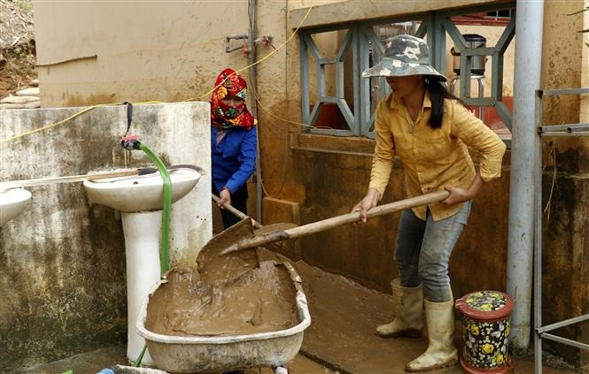 Phụ huynh học sinh cùng giáo viên Trường THCS Điện Quang, huyện Bảo Yên (Lào Cai) khắc phục hậu quả do mưa lũ để học sinh sớm trở lại trường học. Ảnh: Quốc Khánh Từng bước "gỡ khó" việc thiếu giáo viên ở vùng cao Lào Cai ảnh 1