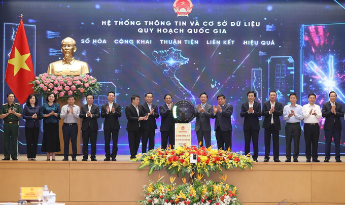 Thủ tướng Phạm Minh Chính và các đại biểu thực hiện nghi thức khai trương hệ thống thông tin và cơ sở dữ liệu quy hoạch quốc gia. Ảnh: Dương Giang-TTXVN Thủ tướng Phạm Minh Chính: Thực hiện tốt Quy hoạch tổng thể quốc gia, xây dựng đất nước hùng cường, thịnh vượng ảnh 4