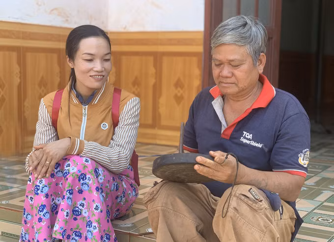 Ông Đinh Dốch đã có hơn 43 năm gắn bó với công việc chỉnh chiêng. Ảnh: baogialai.com.vn