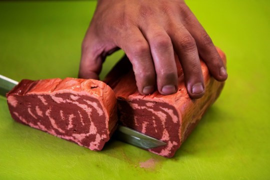Món thịt chay Alt-Steak. Ảnh : Reuters Ứng dụng AI vào chế biến thịt bò thuần chay ảnh 1