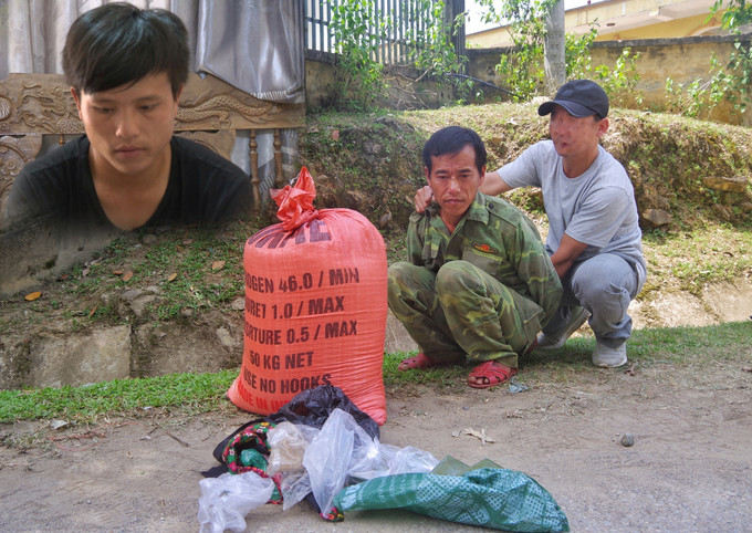 Đối tượng Ly A Và (áo đen, bên trái) và đối tượng Ly Tái Súa (bên phải) cùng tang vật. Ảnh: TTXVN phát Lai Châu: Bắt giữ 2 đối tượng mua bán trái phép 4 bánh heroin ảnh 2