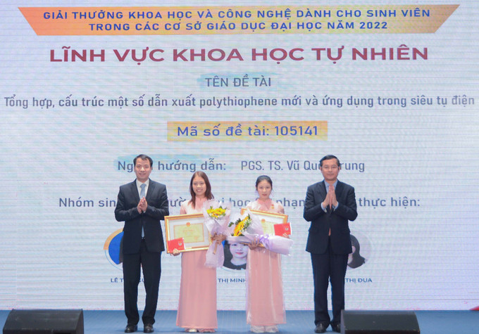 Trao giải cho tác giả, nhóm tác giả có đề tài ở các lĩnh vực đạt giải. Ảnh: TTXVN phát Trao giải thưởng "Khoa học và công nghệ dành cho sinh viên trong các cơ sở giáo dục đại học năm 2022" ảnh 3