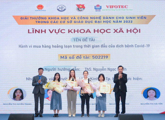 Các đề tài tham dự giải thưởng năm 2022 tập trung vào những lĩnh vực nghiên cứu phục vụ trực tiếp cho sự phát triển kinh tế và gắn liền với thực tiễn cuộc sống. Ảnh: TTXVN phát Trao giải thưởng "Khoa học và công nghệ dành cho sinh viên trong các cơ sở giáo dục đại học năm 2022" ảnh 2