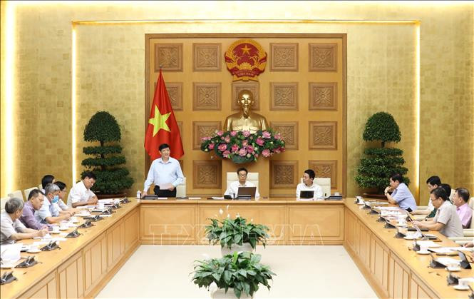 Quyền Bộ trưởng Bộ Y tế Nguyễn Thanh Long phát biểu tại cuộc họp. Ảnh: Văn Điệp - TTXVN Dịch COVID-19: Sẽ xét nghiệm 10.000 mẫu trong cộng đồng tại thành phố Đà Nẵng ảnh 1