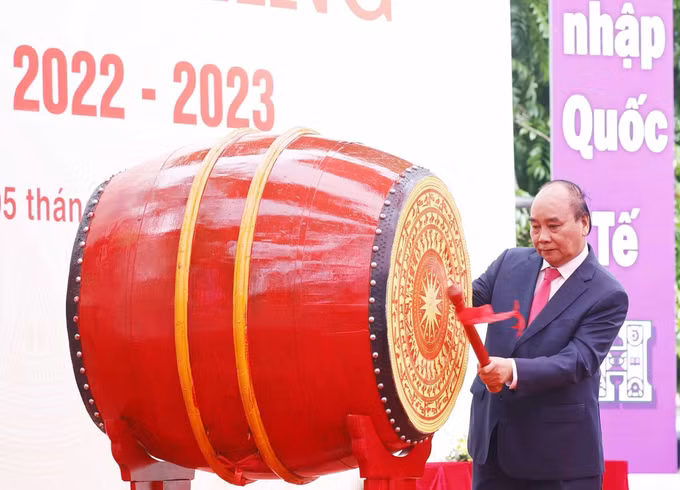 Chủ tịch nước Nguyễn Xuân Phúc dự Lễ khai giảng tại Trường Trung học Phổ thông Chuyên Khoa học Tự nhiên, Đại học Quốc gia Hà Nội ảnh 1