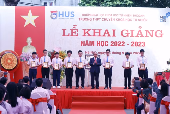 Chủ tịch nước Nguyễn Xuân Phúc dự Lễ khai giảng tại Trường Trung học Phổ thông Chuyên Khoa học Tự nhiên, Đại học Quốc gia Hà Nội ảnh 2