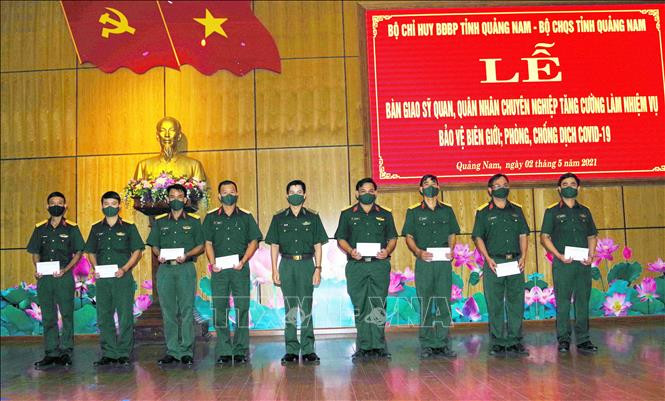 Lễ bàn giao 42 cán bộ sỹ quan, quân nhân chuyên nghiệp thuộc Bộ Chỉ huy Quân sự tỉnh cho Bộ Chỉ huy Bộ đội Biên phòng tỉnh Quảng Nam. Ảnh: Trần Tĩnh - TTXVN Quảng Nam: Tăng cường quân đội bảo vệ biên giới chống dịch COVID-19 ảnh 1