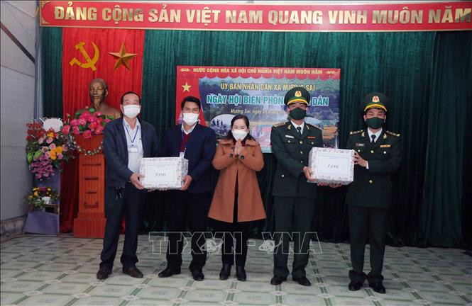 Đại diện lãnh đạo Ủy ban MTTQ Việt Nam tỉnh Sơn La tặng quà cho Đồn Biên phòng Cửa khẩu Chiềng Khương và xã Mường Sai, huyện Sông Mã. Ảnh: Quang Quyết-TTXVN Đồn Biên phòng Cửa khẩu Chiềng Khương tổ chức Ngày hội Biên phòng toàn dân năm 2022 ảnh 5