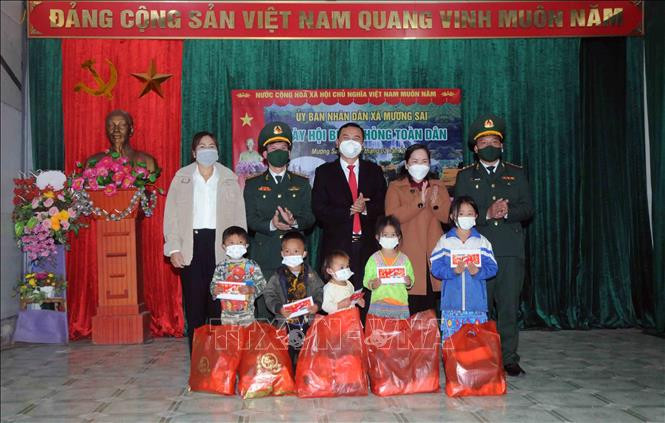 Đại diện Ban tổ chức tặng quà cho các em học sinh có hoàn cảnh khó khăn của xã Mường Sai, huyện Sông Mã. Ảnh: Quang Quyết-TTXVN Đồn Biên phòng Cửa khẩu Chiềng Khương tổ chức Ngày hội Biên phòng toàn dân năm 2022 ảnh 4