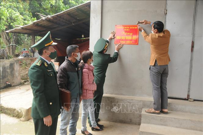 Gắn biển công trình nhà Đại đoàn kết cho ông Bùi Văn Hiền tại bản Hát 8, xã Mường Hung, huyện Sông Mã (Sơn La). Ảnh: Quang Quyết - TTXVN Đồn Biên phòng Cửa khẩu Chiềng Khương tổ chức Ngày hội Biên phòng toàn dân năm 2022 ảnh 6