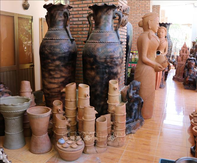 Hợp tác xã gốm Chăm Bàu Trúc (thị trấn Phước Dân, huyện Ninh Phước) có nhiều cách làm sáng tạo, kết hợp các yếu tố văn hóa phương Tây, văn hóa Việt vào trong sản phẩm để cải tiến kiểu dáng, chất lượng sản phẩm. Ảnh: Nguyễn Thành. Ninh Thuận: Củng cố và phát huy hiệu quả kinh tế tập thể ảnh 2