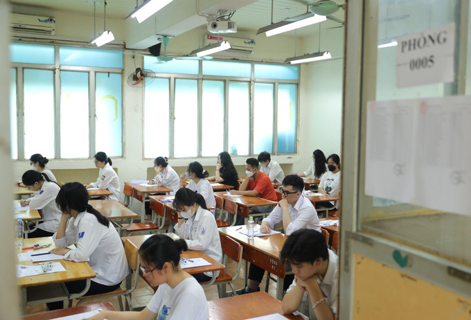 Thí sinh chuẩn bị bước vào môn thi Ngữ văn. Ảnh: Hoàng Hiếu - TTXVN Tuyển sinh Đại học 2023: Thí sinh không nên dồn nguyện vọng vào một nhóm trường top cao ảnh 1
