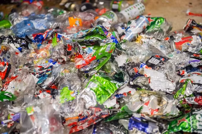 Sri Lanka tái chế rác thải nhựa để làm đường cao tốc ảnh 1