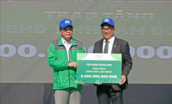 Nhân dịp này, Tập đoàn Novaland và các công ty thành viên của NovaGroup đã trao tặng kinh phí để đồng hành cùng chương trình trồng 50 triệu cây xanh của tỉnh Lâm Đồng. Ảnh: Nguyễn Dũng – TTXVN Lâm Đồng khởi động trồng 50 triệu cây xanh ảnh 2