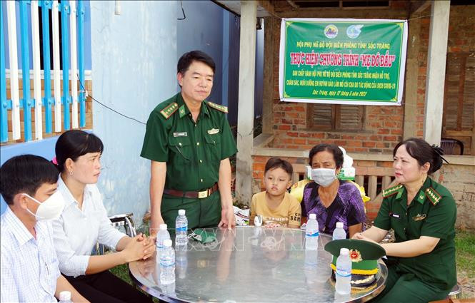 Hội phụ nữ Bộ đội Biên phòng Sóc Trăng đã nhận đỡ đầu cháu Huỳnh Bảo Lâm (sinh năm 2017, khóm Đai Rụng, Phường 2, thị xã Vĩnh Châu). Ảnh: TTXVN phát Chương trình "Mẹ đỡ đầu" hỗ trợ chăm sóc, nuôi dưỡng trẻ mồ côi do dịch COVID-19 ảnh 2