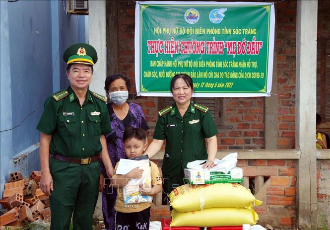 Hội phụ nữ Bộ đội Biên phòng tỉnh Sóc Trăng tặng quà cho cháu Huỳnh Bảo Lâm. Ảnh: TTXVN phát Chương trình "Mẹ đỡ đầu" hỗ trợ chăm sóc, nuôi dưỡng trẻ mồ côi do dịch COVID-19 ảnh 1