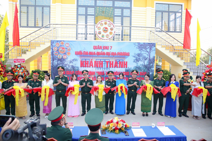 Bộ Chỉ huy các tỉnh, thành phố trong Khối thi đua Quân khu 7 và địa phương cắt băng khánh thành công trình. Ảnh: Giang Phương – TTXVN Nâng cao đời sống văn hoá, tinh thần của đồng bào dân tộc ở vùng biên Tây Ninh ảnh 1