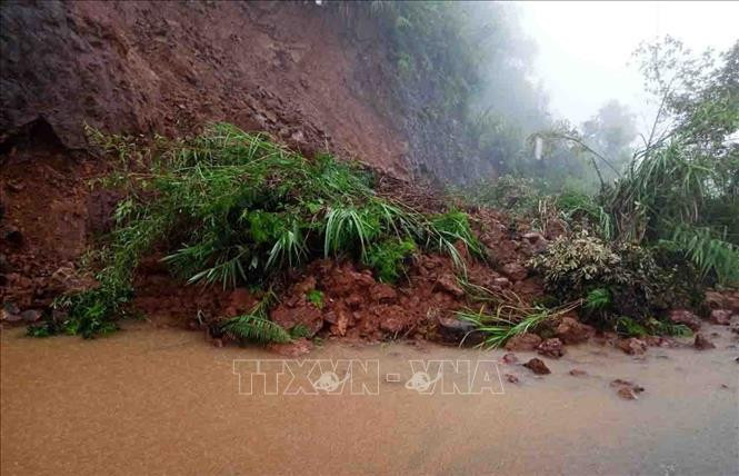 Tại Km 35+150 (địa phận bản Séo Lèng 2, Xã Phìn Hồ, huyện Sìn Hồ, Lai Châu) xảy ra sạt lở taluy dương, khó khăn cho người tham gia giao thông. ẢNh: TTXVN phát Mưa lớn gây sạt lở nhiều tuyến đường ở Lai Châu ảnh 2