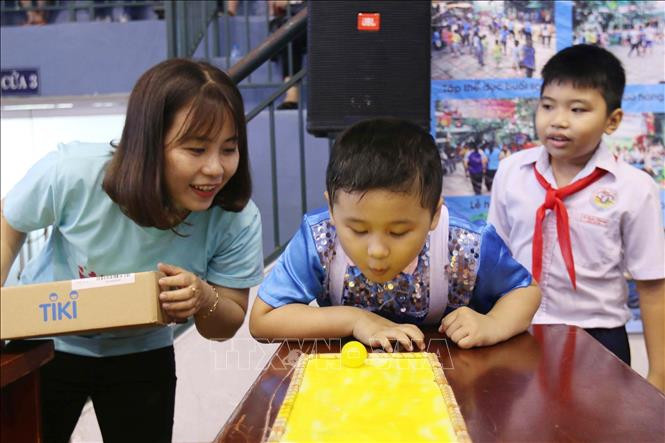 Nhân viên Mạng lưới Tự kỷ Việt Nam (VAN) hướng dẫn trẻ tự kỷ tham gia các trò chơi thực hành hòa nhập cộng đồng. Ảnh: Thanh Vũ – TTXVN Ngày Thế giới nhận thức về tự kỷ (Bài 1) ảnh 2