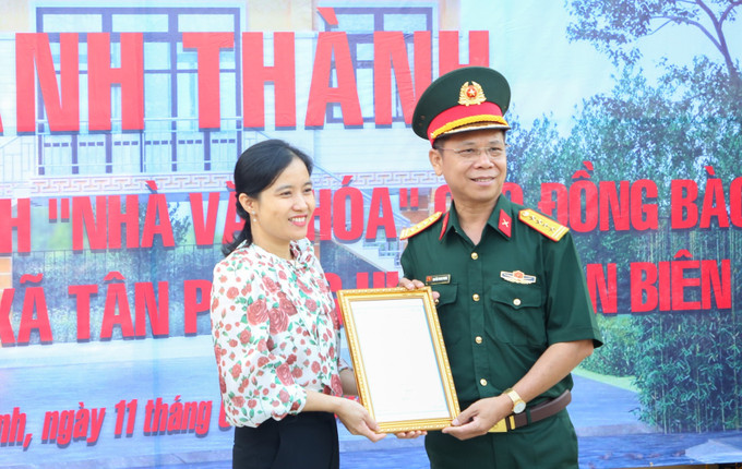 Đại tá Nguyễn Thanh Phong, Chính ủy Bộ Chỉ huy Quân sự tỉnh Tây Ninh, đại diện Khối thi đua Quân sự địa phương trao biển công trình cho huyện Tân Biên. Ảnh: Giang Phương – TTXVN Nâng cao đời sống văn hoá, tinh thần của đồng bào dân tộc ở vùng biên Tây Ninh ảnh 2