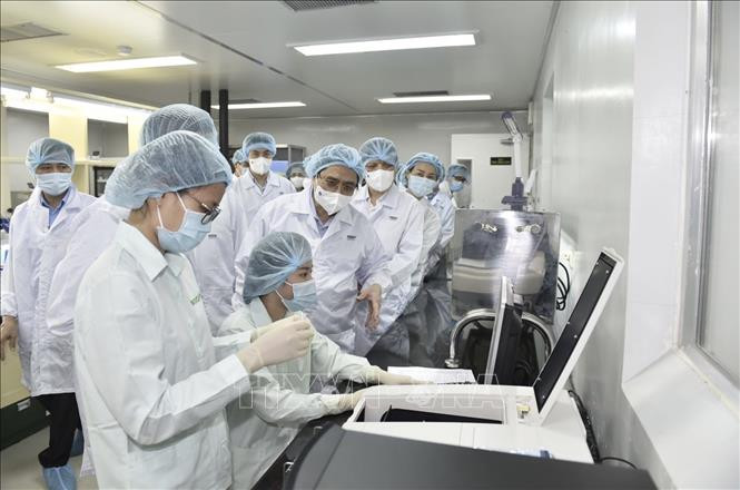 Thủ tướng Phạm Minh Chính thăm Công ty TNHH MTV Vắc xin và Sinh phẩm số 1 (VABIOTECH). Ảnh: TTXVN Xây dựng Đề án thành lập Viện Vaccine quốc gia ảnh 1