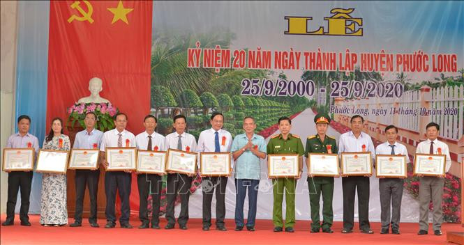 Bí thư Tỉnh ủy Bạc Liêu Lữ Văn Hùng trao bằng khen của Chủ tịch UBND tỉnh Bạc Liêu cho các cá nhân, tập thể đã có nhiều thành tích. Ảnh: Nhật Bình - TTXVN Bạc Liêu: Xây dựng Phước Long thành huyện nông thôn mới kiểu mẫu ảnh 1