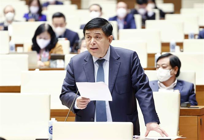 Bộ trưởng Bộ Kế hoạch và Đầu tư Nguyễn Chí Dũng giải trình, làm rõ một số vấn đề đại biểu Quốc hội nêu. Ảnh: Doãn Tấn - TTXVN Kỳ họp bất thường, Quốc hội khóa XV: Phát huy nguồn lực đất đai cho phát triển đất nước ảnh 1
