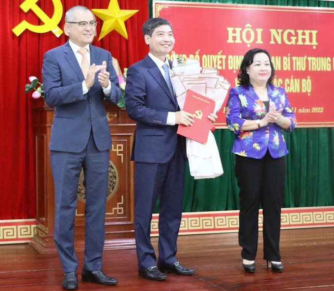 Thường trực Tỉnh ủy Phú Yên tặng hoa chúc mừng đồng chí Tạ Anh Tuấn - Phó Bí thư Tỉnh ủy Phú Yên. Ảnh: Xuân Triệu - TTXVN Ông Tạ Anh Tuấn làm Phó Bí thư Tỉnh ủy Phú Yên ảnh 1