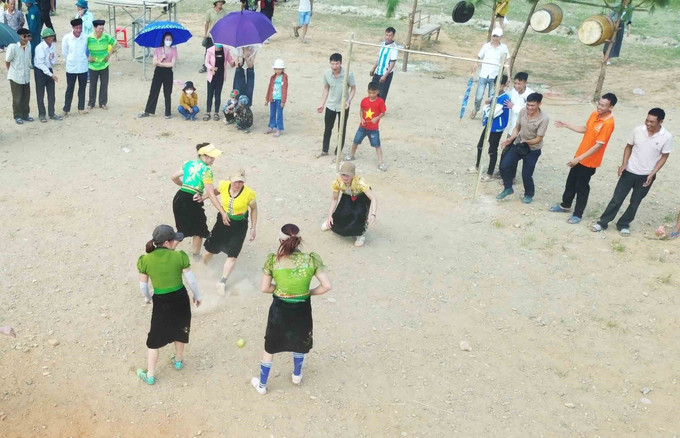 Thi đấu môn bóng bưởi tại Lễ hội. Ảnh: Quang Quyết-TTXVN Ngọc Chiến phát huy giá trị văn hóa truyền thống ảnh 17