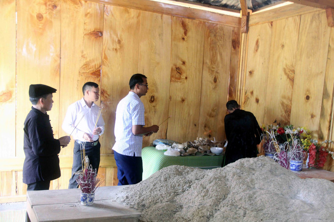 Lễ cúng mừng cơm mới năm 2023 tại nhà thờ Đon Hó, bản Mường Chiến, xã Ngọc Chiến. Ảnh: Quang Quyết-TTXVN Ngọc Chiến phát huy giá trị văn hóa truyền thống ảnh 4