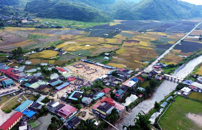 Hàng nghìn du khách và người dân đến tham dự, cổ vũ cho các VĐV tham gia thi đấu các môn thể thao tại Lễ hội Mừng cơm mới xã Ngọc Chiến năm 2023. Ảnh: Quang Quyết-TTXVN Ngọc Chiến phát huy giá trị văn hóa truyền thống ảnh 5