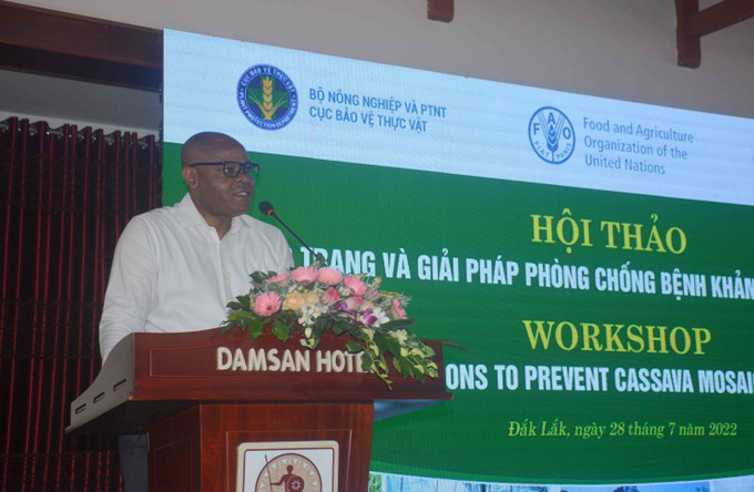 Ông Rémi Nono Womdim, Trưởng đại diện FAO tại Việt Nam phát biểu tại Hội thảo. Ảnh: Hoài Thu – TTXVN Giải pháp hiệu quả phòng chống bệnh khảm lá sắn ảnh 2