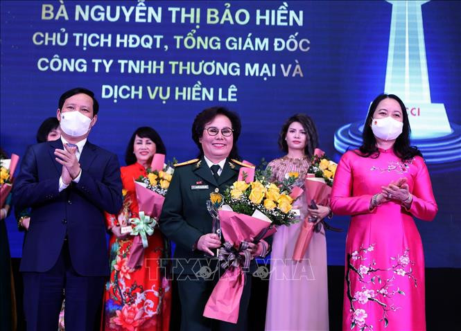Phó Chủ tịch nước Võ Thị Ánh Xuân cùng lãnh đạo VCCI trao Cúp và hoa cho các nữ doanh nhân tiêu biểu. Ảnh: Trọng Đức – TTXVN Phó Chủ tịch nước Võ Thị Ánh Xuân trao tặng danh hiệu Nữ doanh nhân Việt Nam tiêu biểu năm 2021 ảnh 3