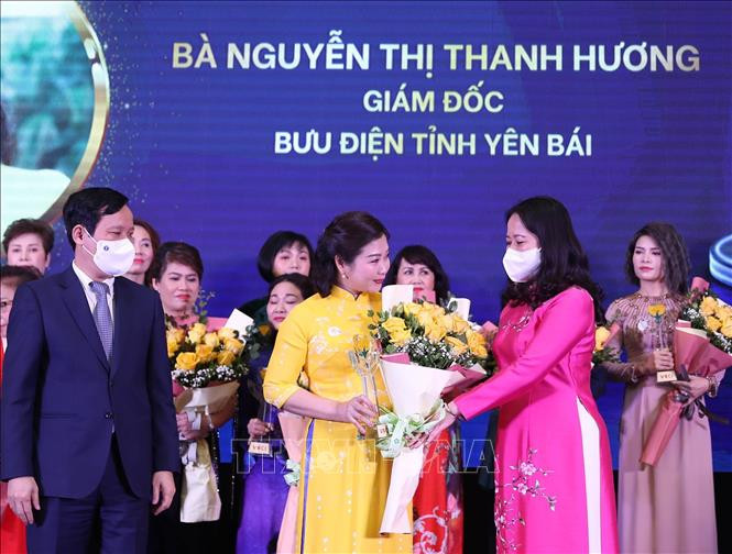 Phó Chủ tịch nước Võ Thị Ánh Xuân cùng lãnh đạo VCCI trao Cúp và hoa cho các nữ doanh nhân tiêu biểu. Ảnh: Trọng Đức – TTXVN Phó Chủ tịch nước Võ Thị Ánh Xuân trao tặng danh hiệu Nữ doanh nhân Việt Nam tiêu biểu năm 2021 ảnh 2