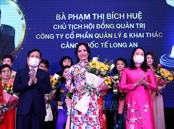 Phó Chủ tịch nước Võ Thị Ánh Xuân cùng lãnh đạo VCCI trao Cúp và hoa cho các nữ doanh nhân tiêu biểu. Ảnh: Trọng Đức – TTXVN Phó Chủ tịch nước Võ Thị Ánh Xuân trao tặng danh hiệu Nữ doanh nhân Việt Nam tiêu biểu năm 2021 ảnh 4